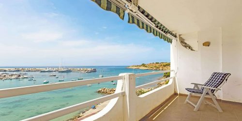 Light-flooded front line Apartment with spectacular views to the luxurious marina of Port Adriano
