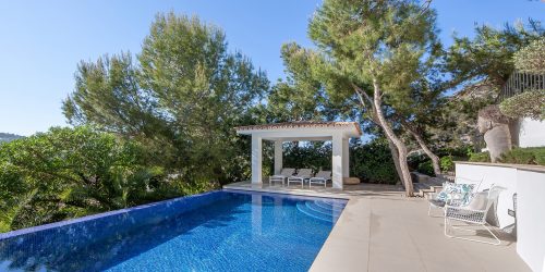 Villa in spectacular location above the bay of Cala Llamp