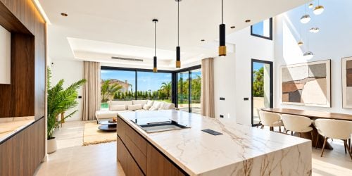 Contemporary Villa with Panoramic Sea Views