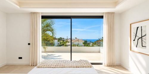 Contemporary Villa with Panoramic Sea Views