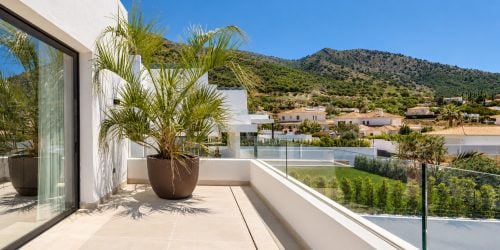 Contemporary Villa with Panoramic Sea Views