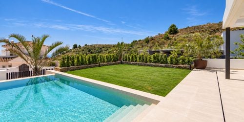 Contemporary Villa with Panoramic Sea Views