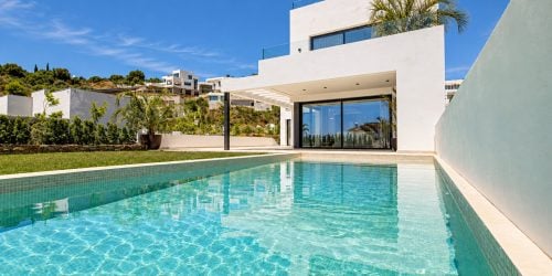 Contemporary Villa with Panoramic Sea Views