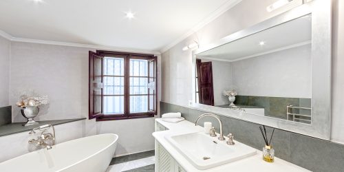 Elegant Belle-Etage in a historic 400 year Old Palace