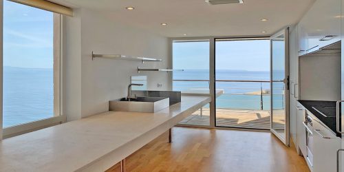 Frontline apartment located in a exclusive residence by the sea and beach in Cas Català